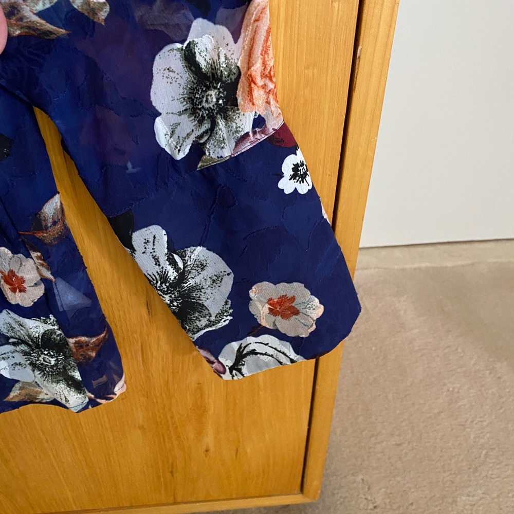 Sheer floral blouse with tie sleeves - Picture 6 of 8